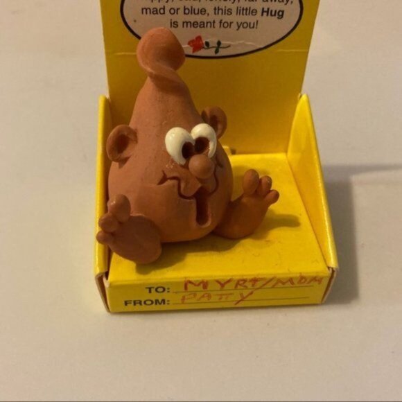 Vintage Hug Figurine Novelty Kitsch Stocking Stuffer in Packaging - Picture 3 of 11